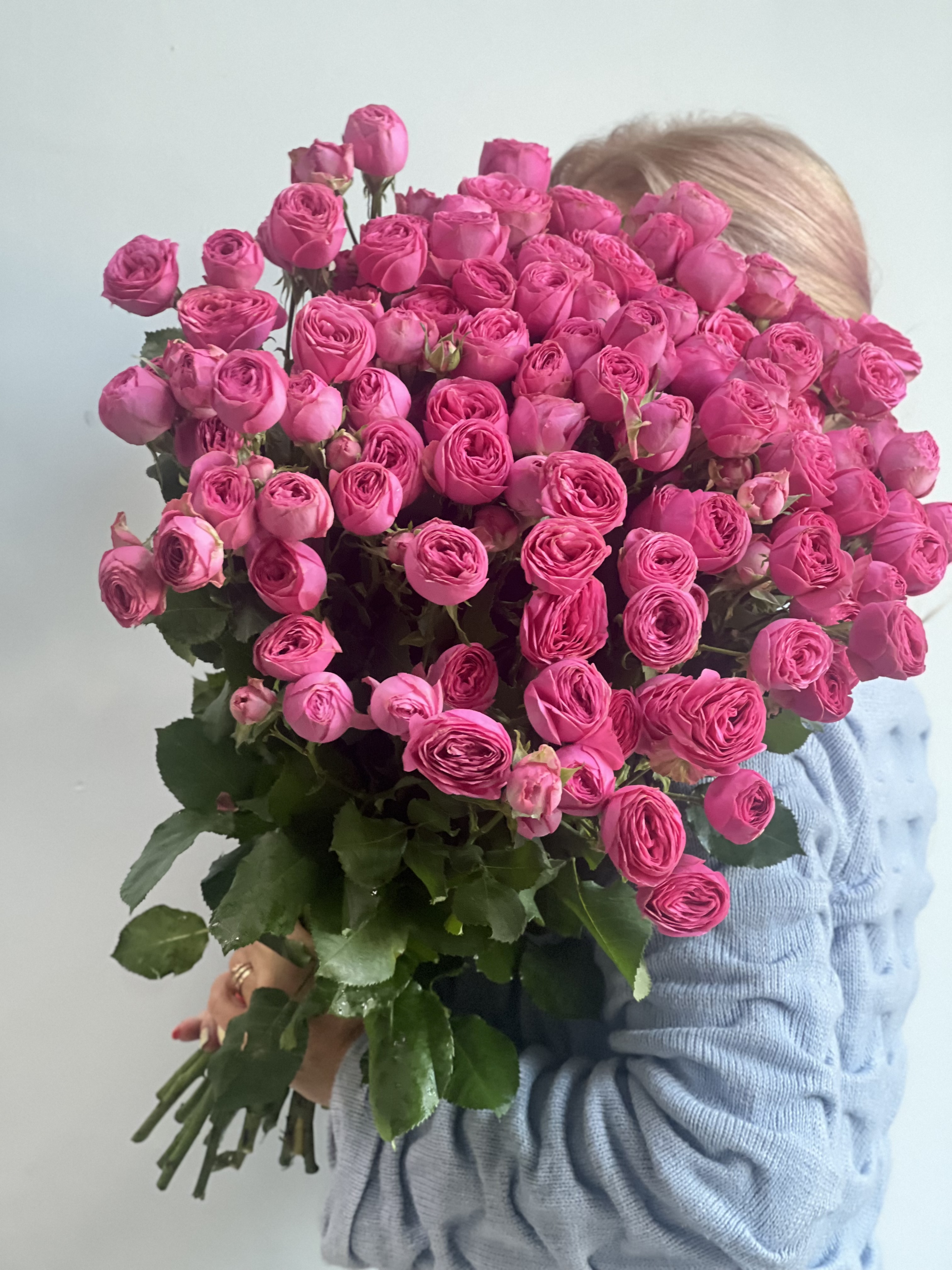 25 пионовидных кустовых роз Жизель - роскошный букет в Санкт-Петербурге